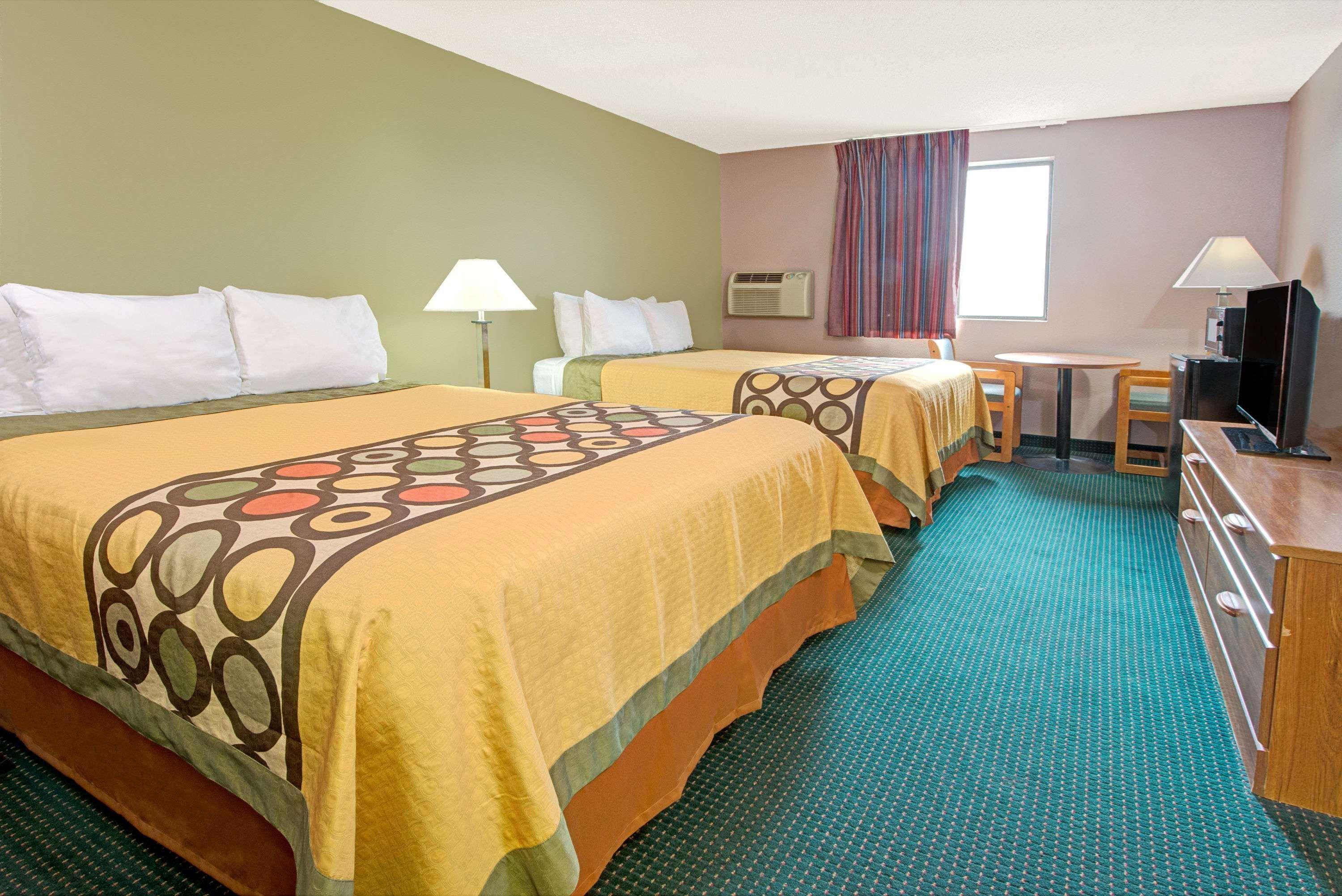 Super 8 By Wyndham Eureka/Six Flags Nearby Hotel Екстериор снимка