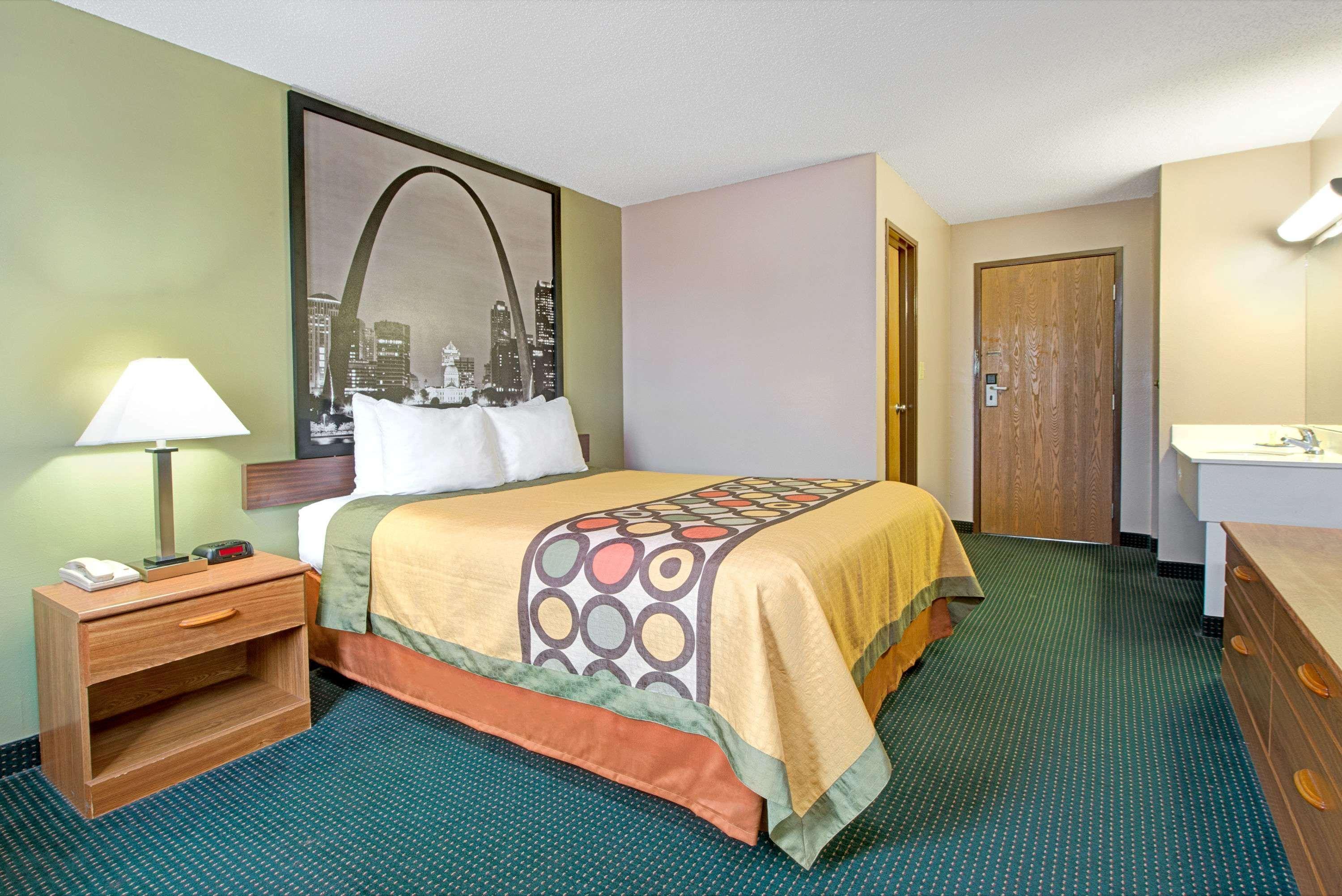 Super 8 By Wyndham Eureka/Six Flags Nearby Hotel Екстериор снимка