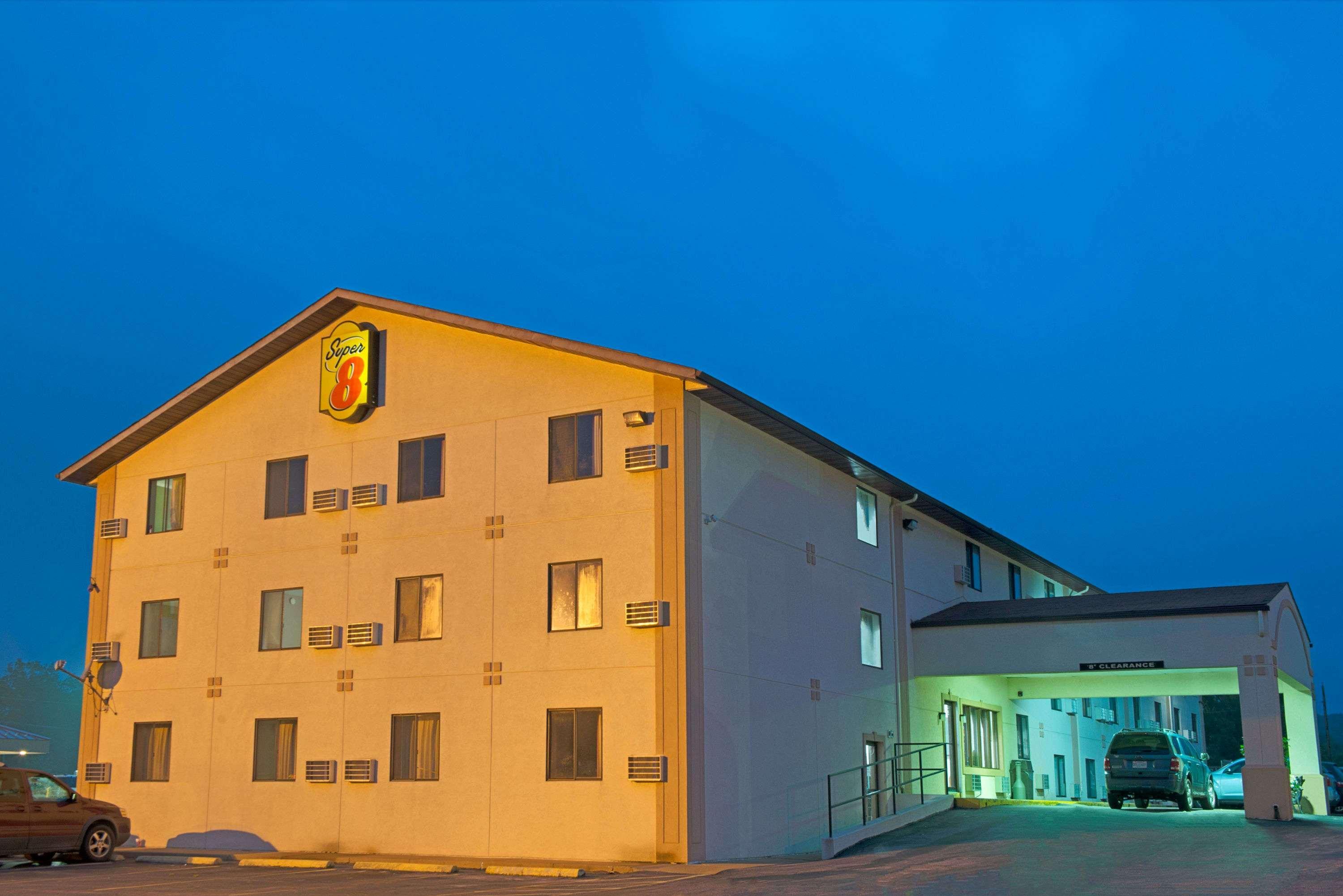 Super 8 By Wyndham Eureka/Six Flags Nearby Hotel Екстериор снимка