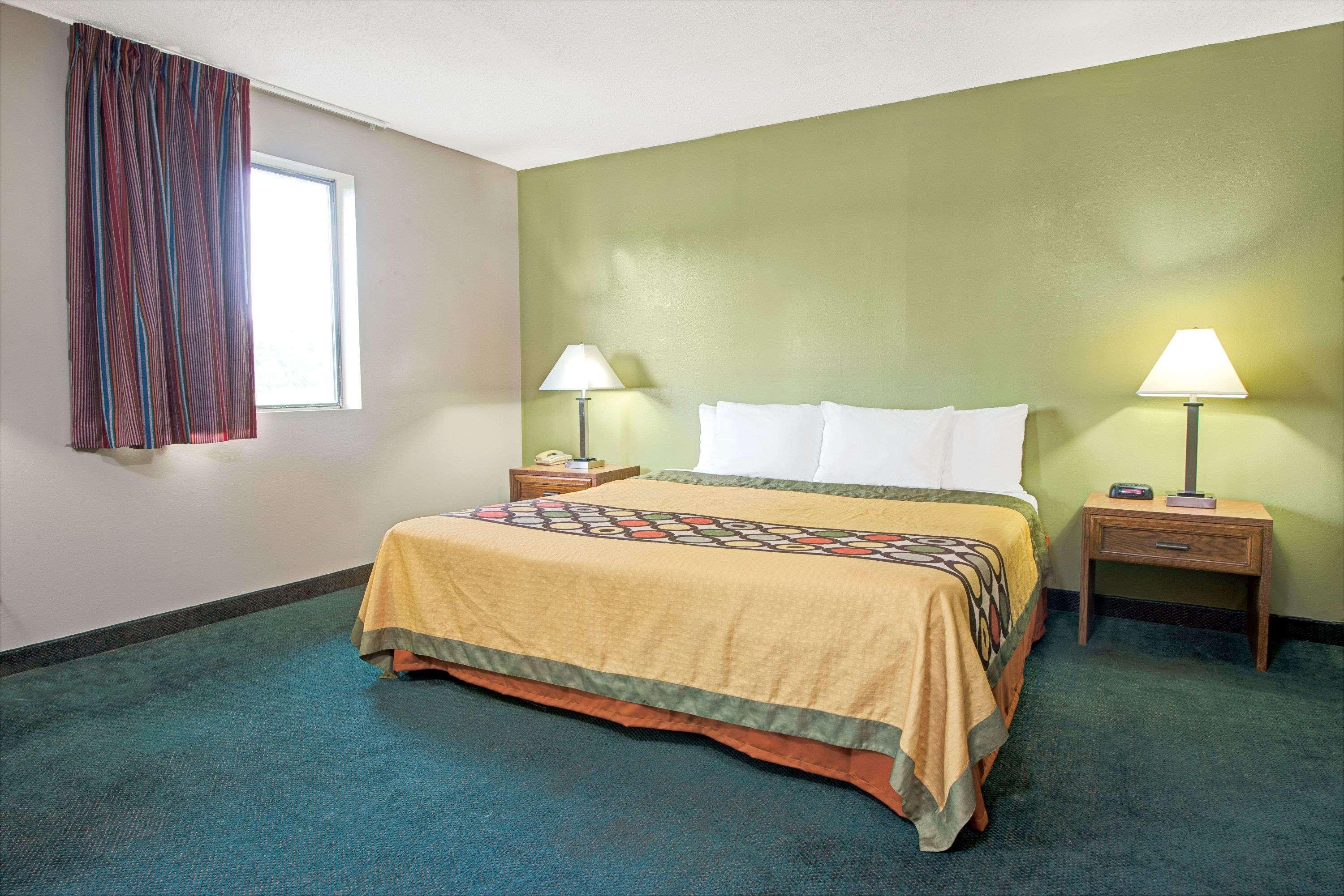 Super 8 By Wyndham Eureka/Six Flags Nearby Hotel Екстериор снимка