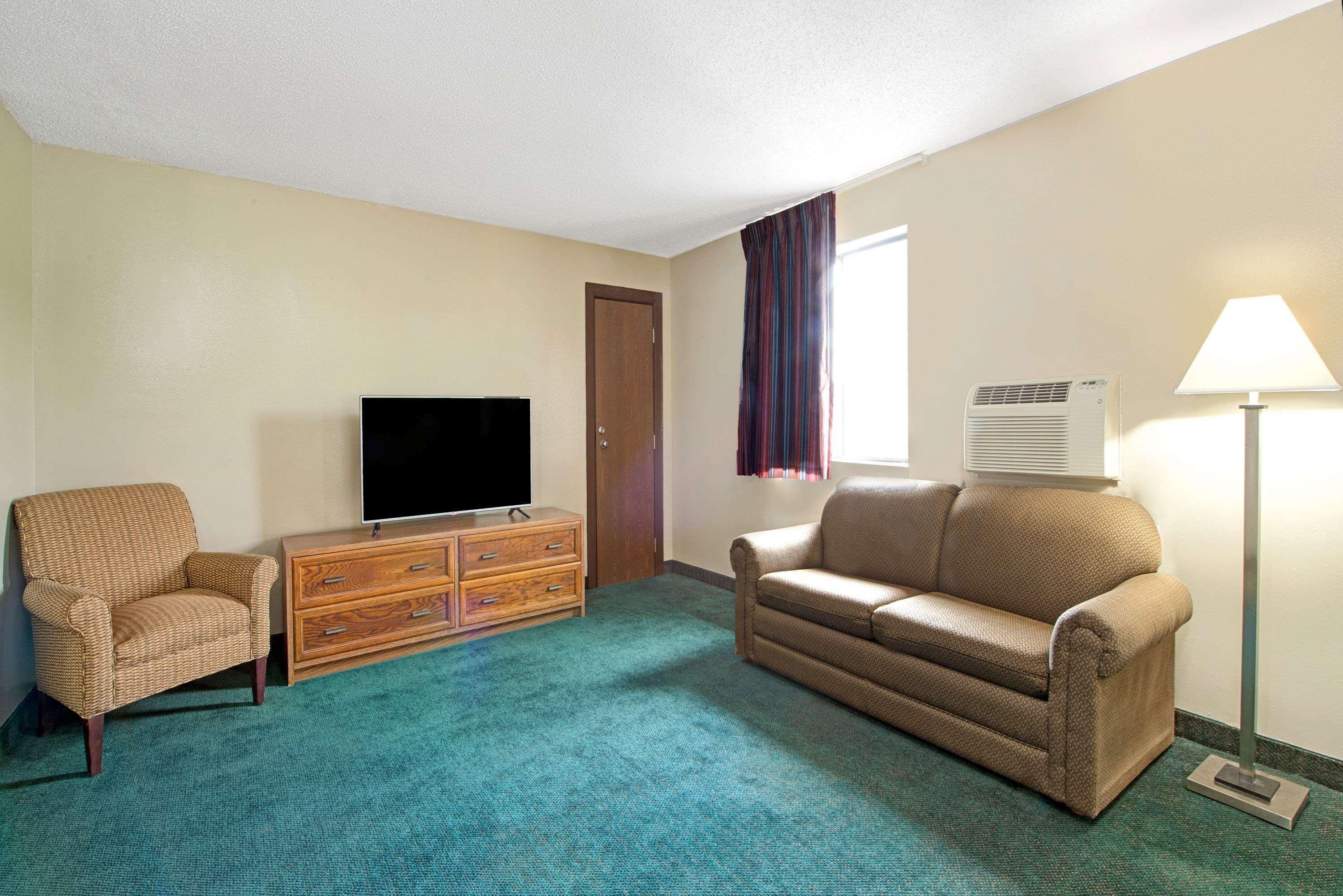 Super 8 By Wyndham Eureka/Six Flags Nearby Hotel Екстериор снимка