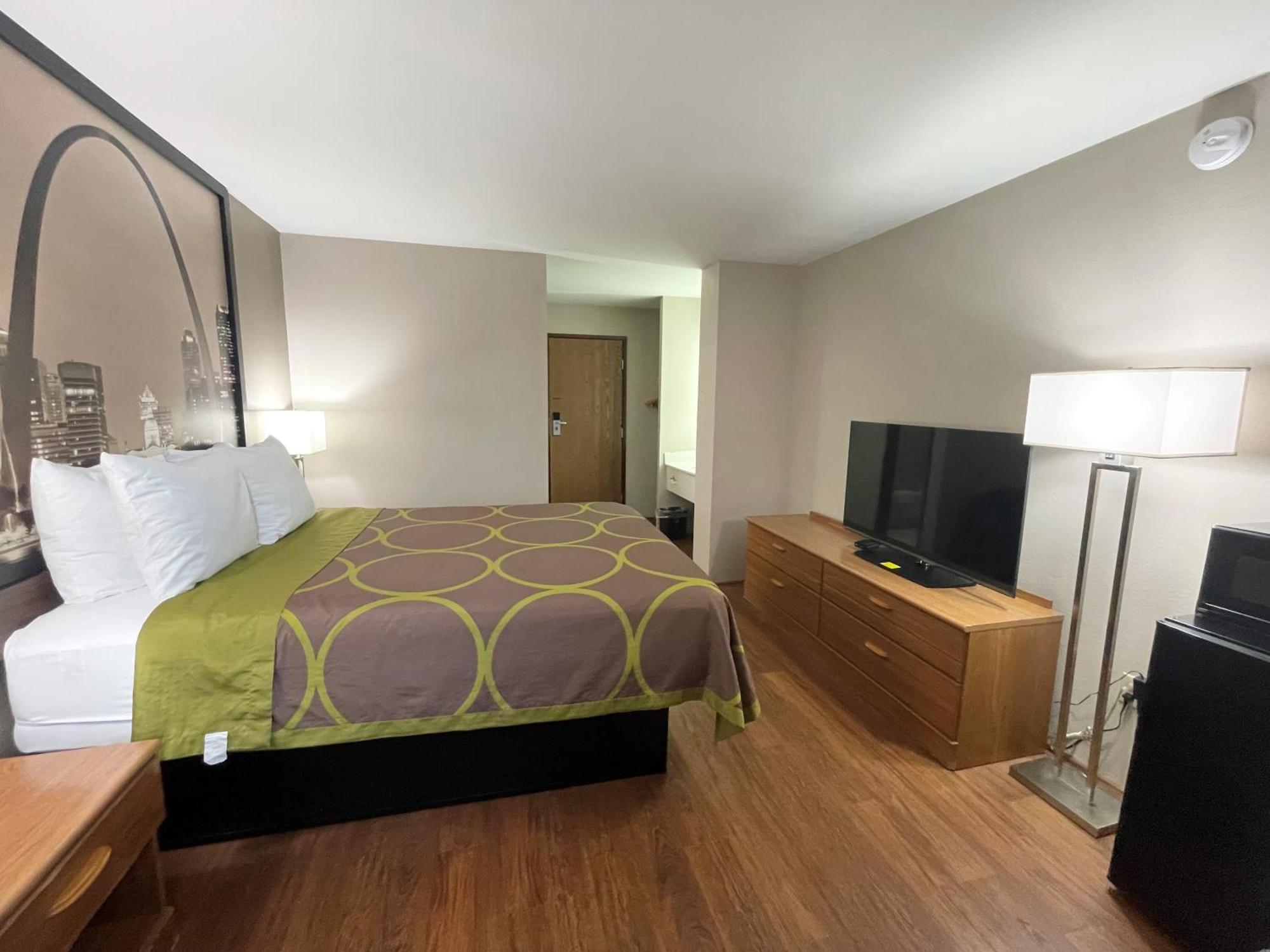 Super 8 By Wyndham Eureka/Six Flags Nearby Hotel Екстериор снимка