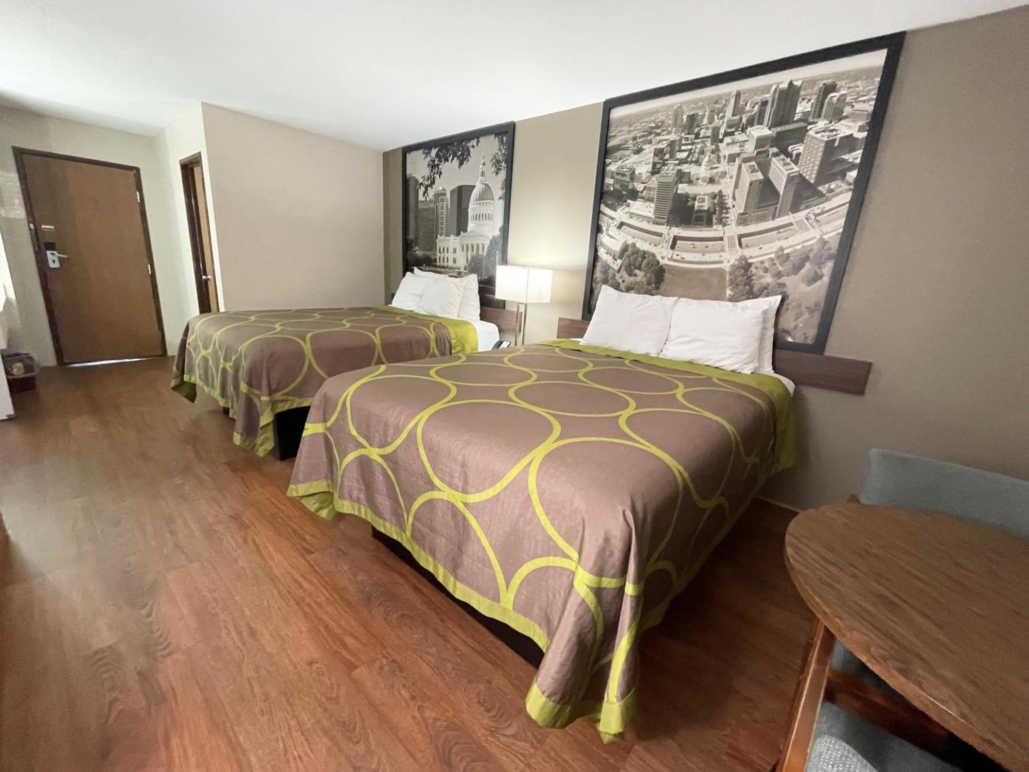 Super 8 By Wyndham Eureka/Six Flags Nearby Hotel Екстериор снимка