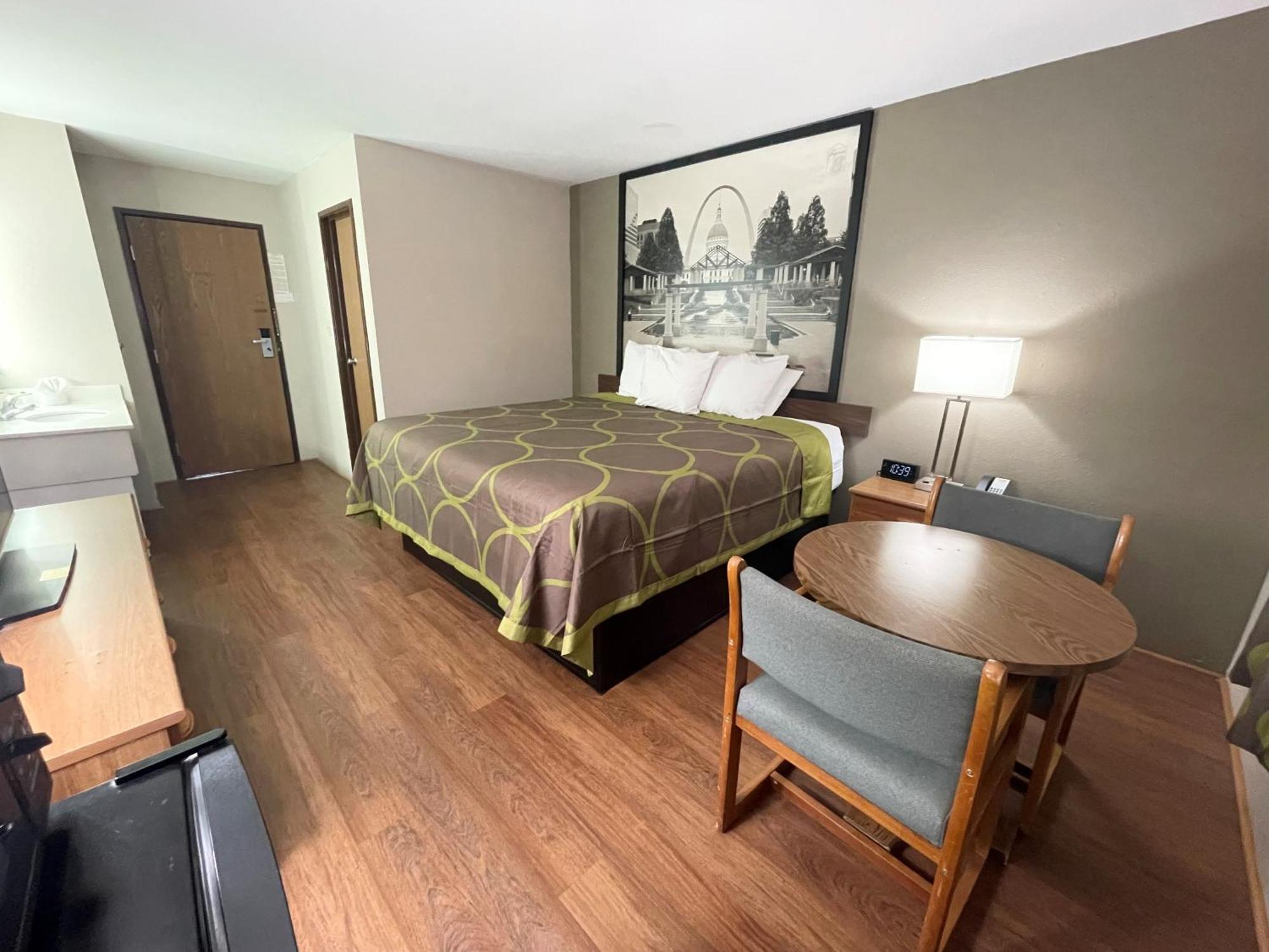 Super 8 By Wyndham Eureka/Six Flags Nearby Hotel Екстериор снимка