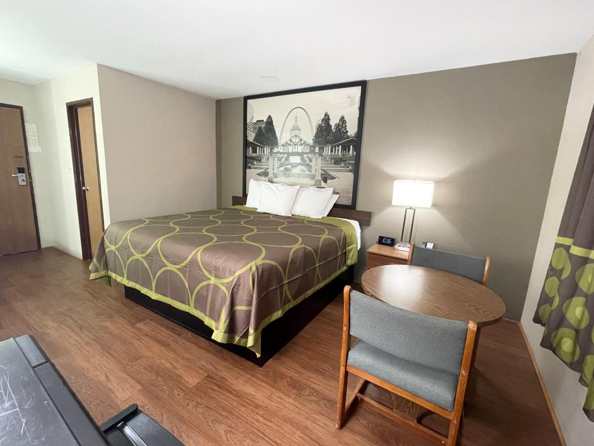 Super 8 By Wyndham Eureka/Six Flags Nearby Hotel Екстериор снимка