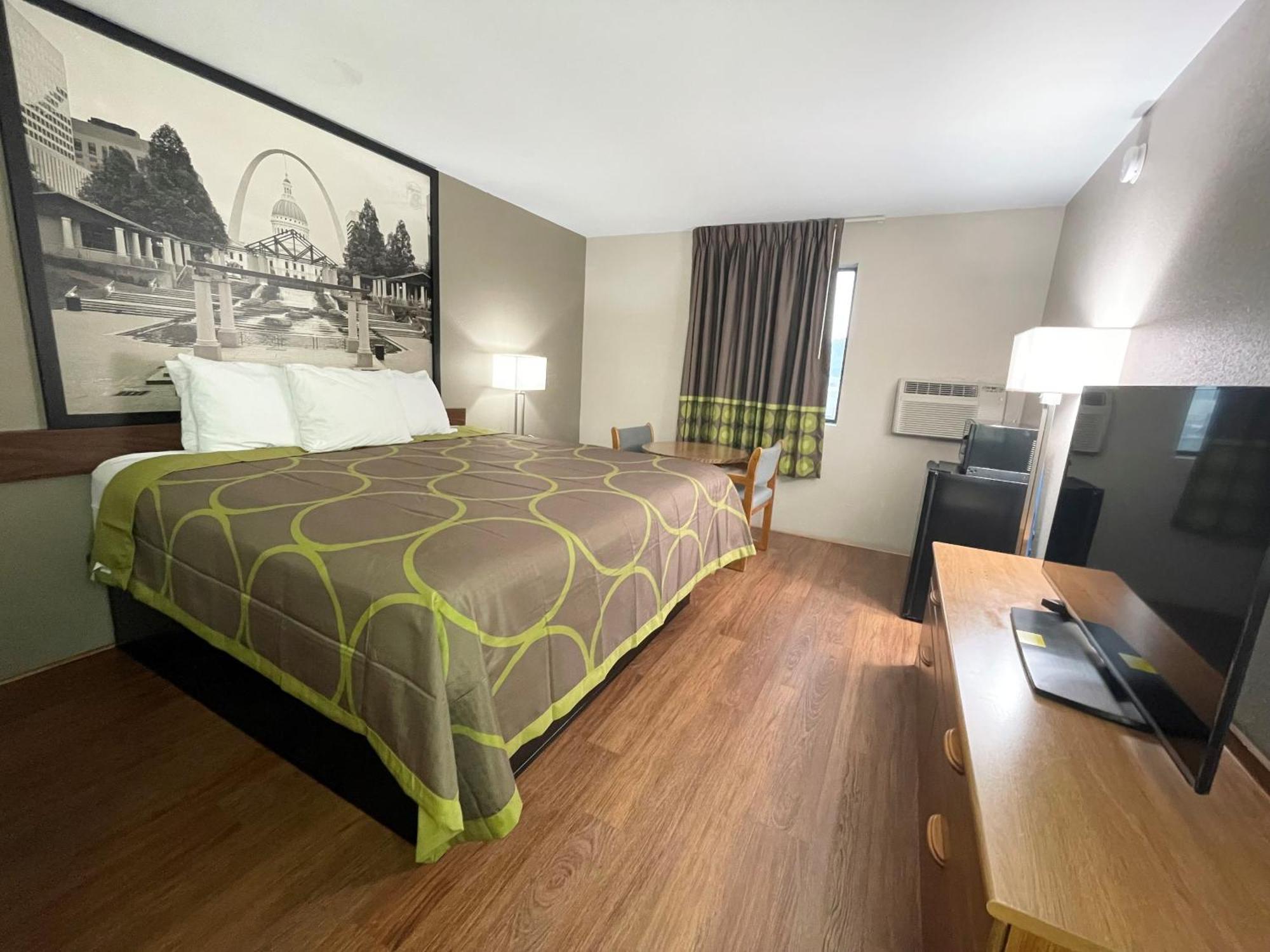Super 8 By Wyndham Eureka/Six Flags Nearby Hotel Екстериор снимка