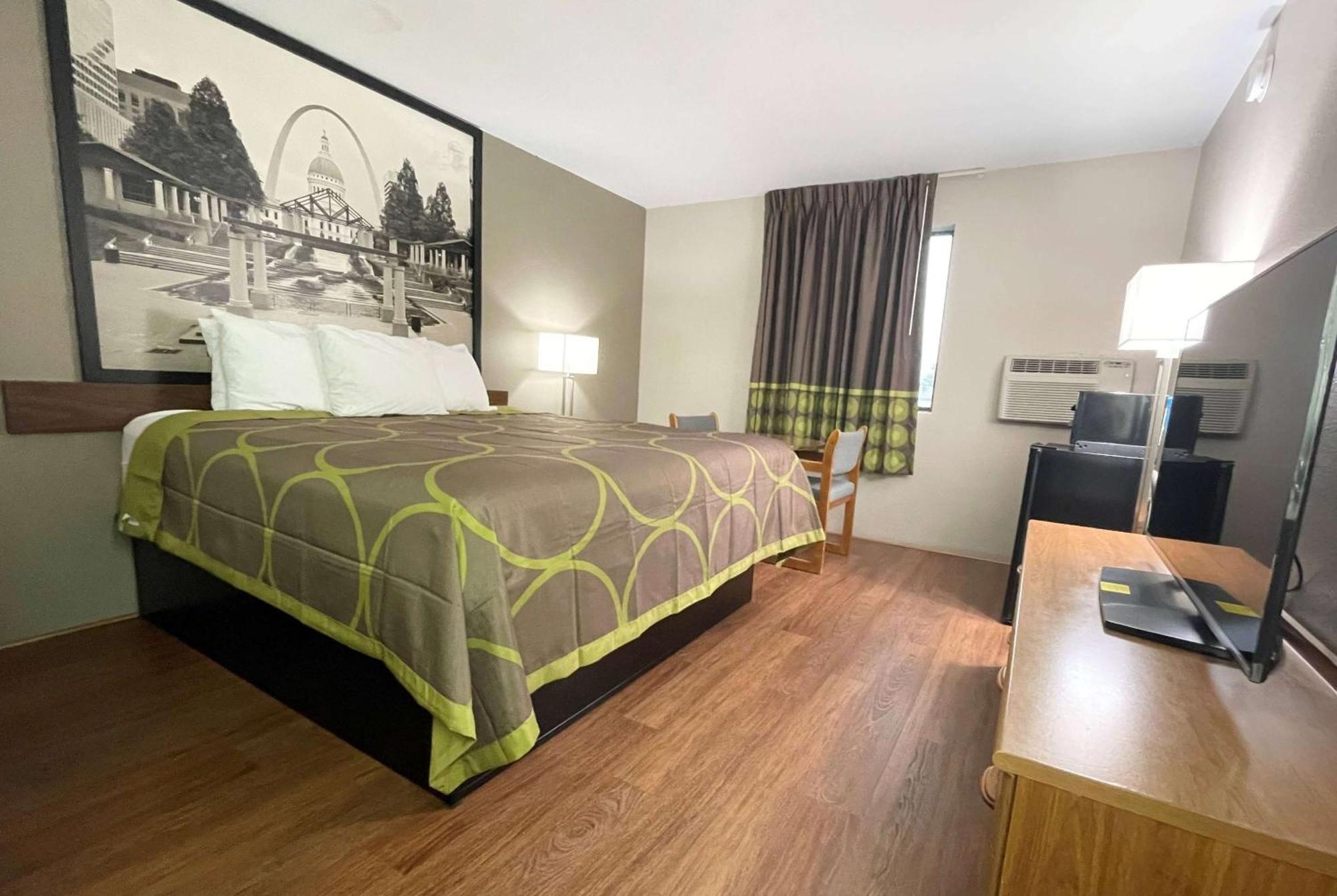 Super 8 By Wyndham Eureka/Six Flags Nearby Hotel Екстериор снимка
