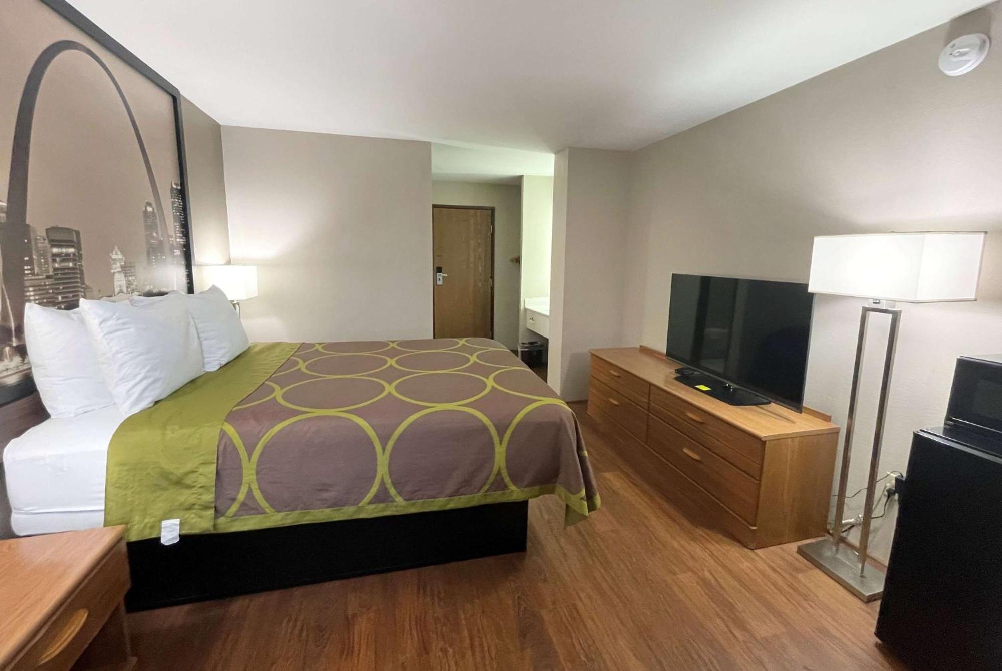 Super 8 By Wyndham Eureka/Six Flags Nearby Hotel Екстериор снимка