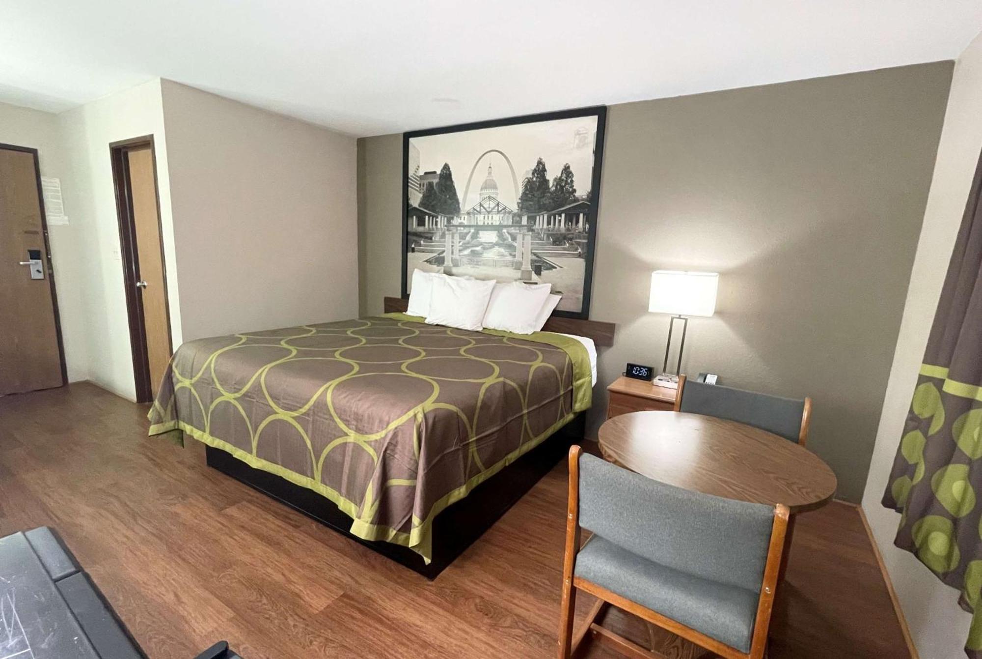 Super 8 By Wyndham Eureka/Six Flags Nearby Hotel Екстериор снимка