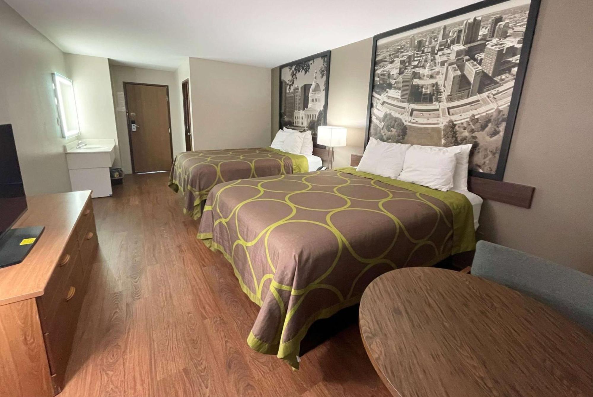 Super 8 By Wyndham Eureka/Six Flags Nearby Hotel Екстериор снимка