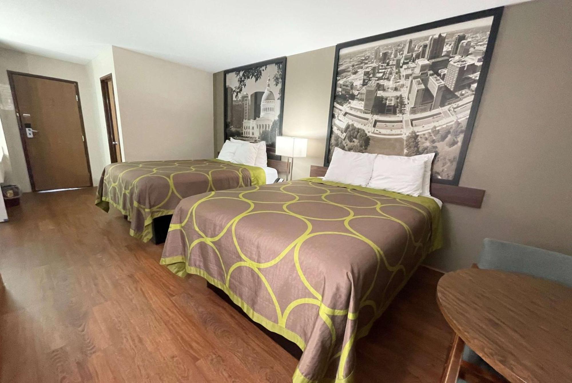 Super 8 By Wyndham Eureka/Six Flags Nearby Hotel Екстериор снимка